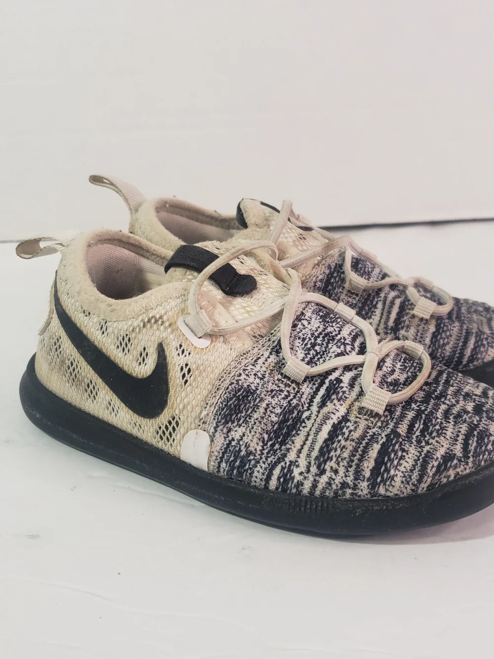 Nike Kids' Lightweight Black & Cream Knit Sneakers Sz: 9C Lil Boys Back toSchool